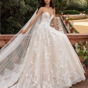 Elegant Strapless Lace Wedding Gown